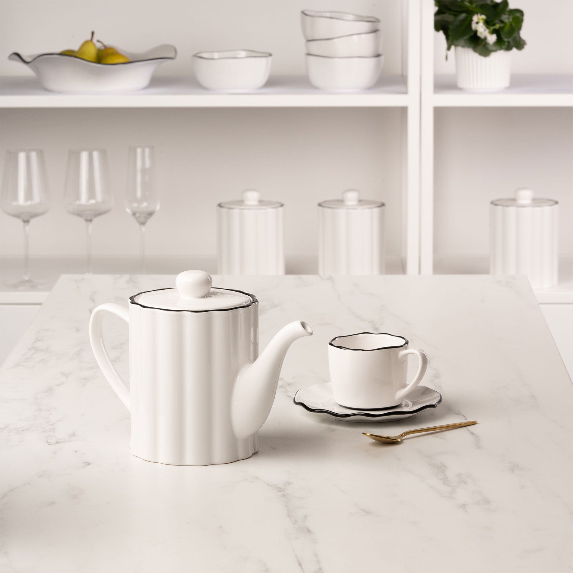 Style Sisters - Ribbed Teapot