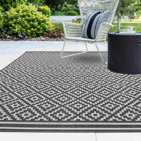 Outdoor diamond pattern rug
