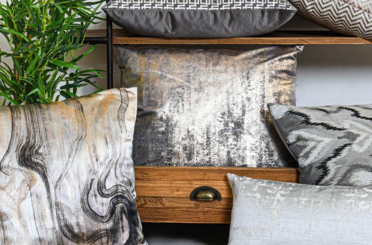 Here's how to dress a sofa and bed with cushions