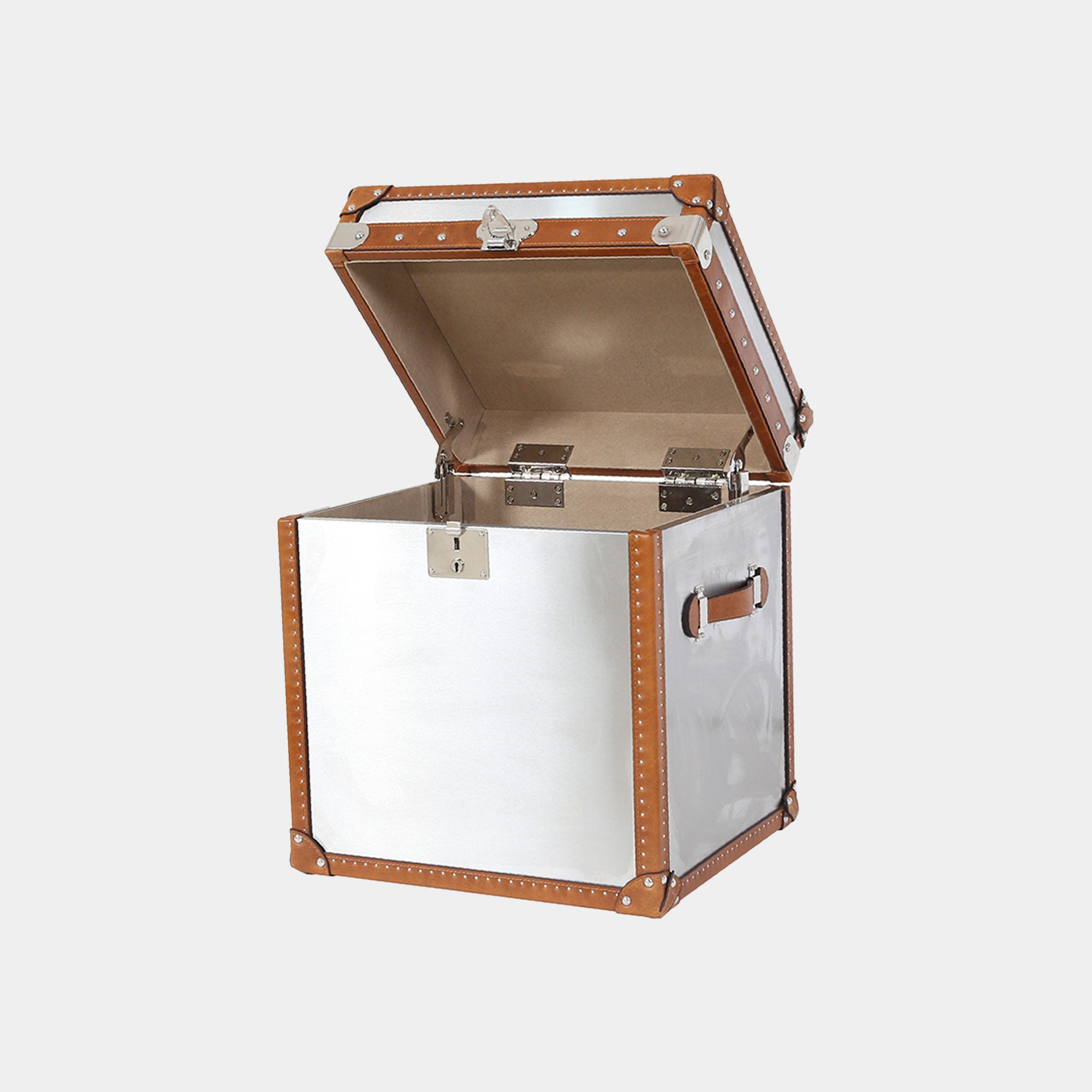 Small Stainless Stl Trunk With Leather Details And Glass Top