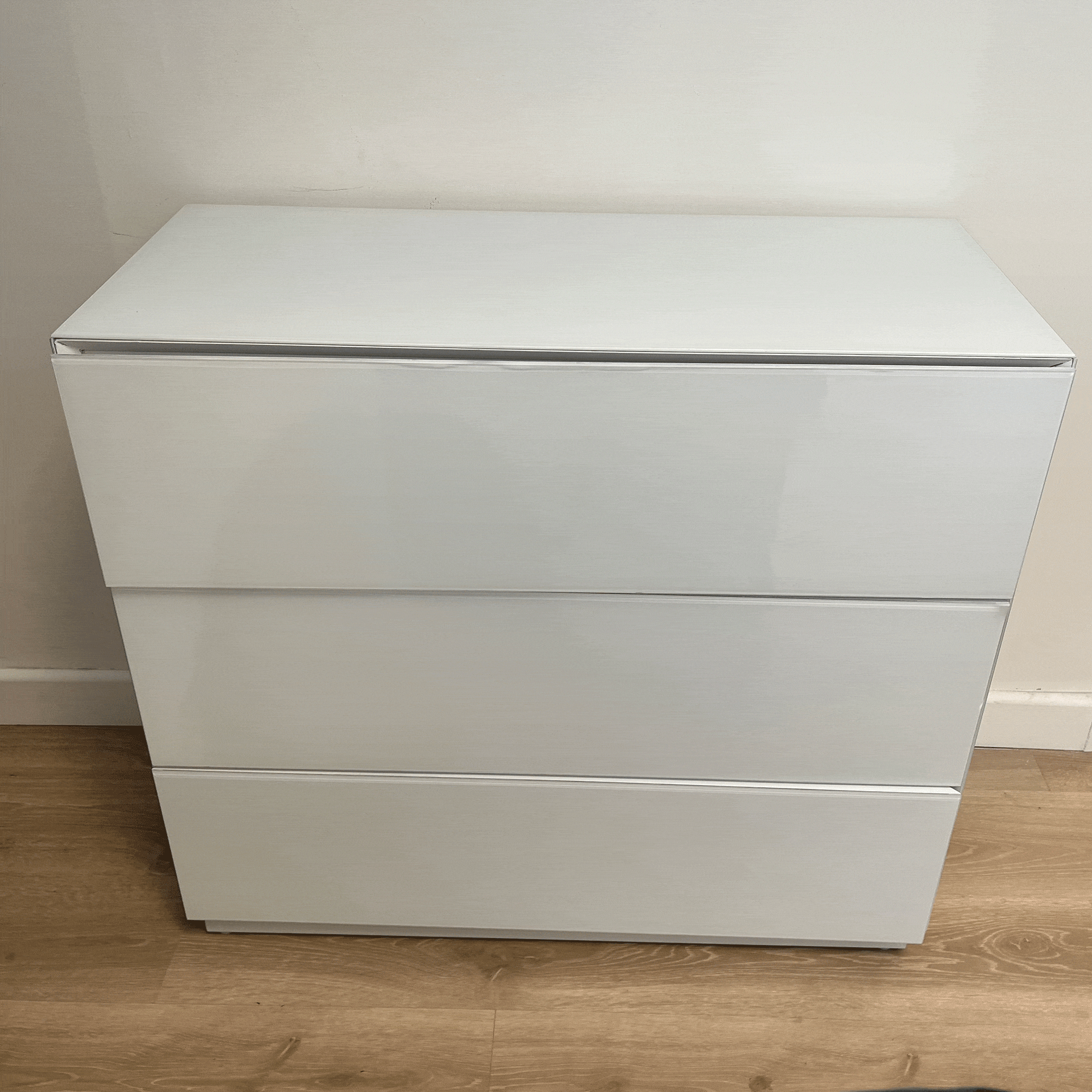 Cassandra 3 Drawer Chest / poor finish  / use