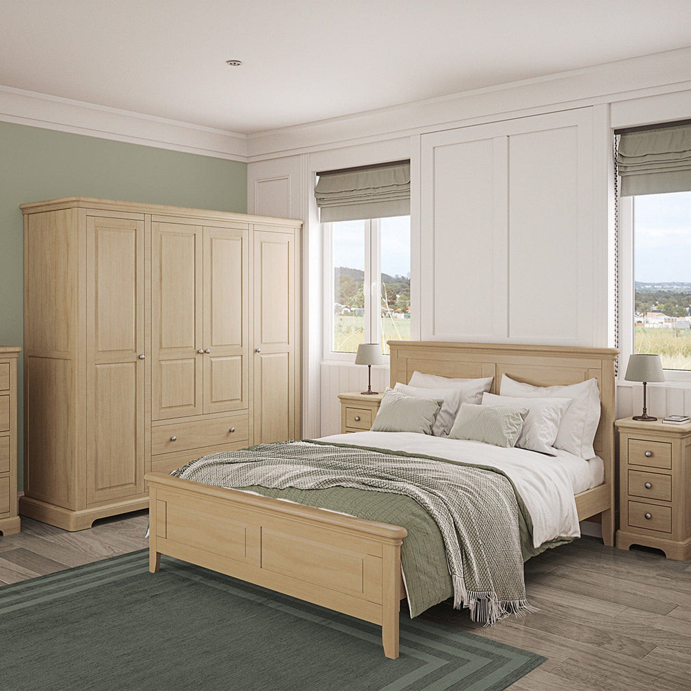 Ravenswood Oak - 3 Drawer Compact Bedside Table, Oak