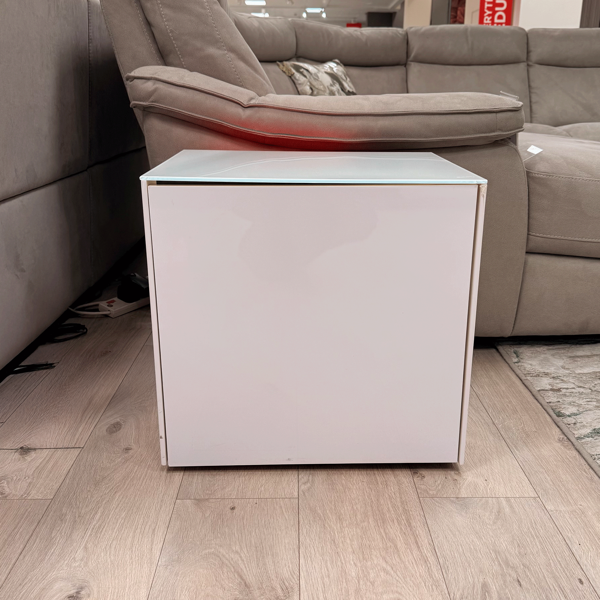 Paragon - Lamp Table - Item As Pictured