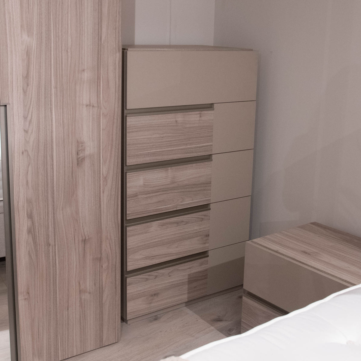 Stratus - 5 Drawer Chest - Item As Pictured