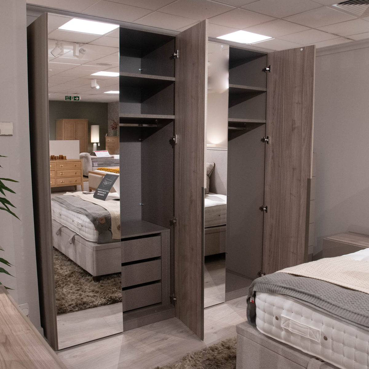Stratus - 4 Door Wardrobe With 2 Mirrors & Interior Drawer - Item As Pictured