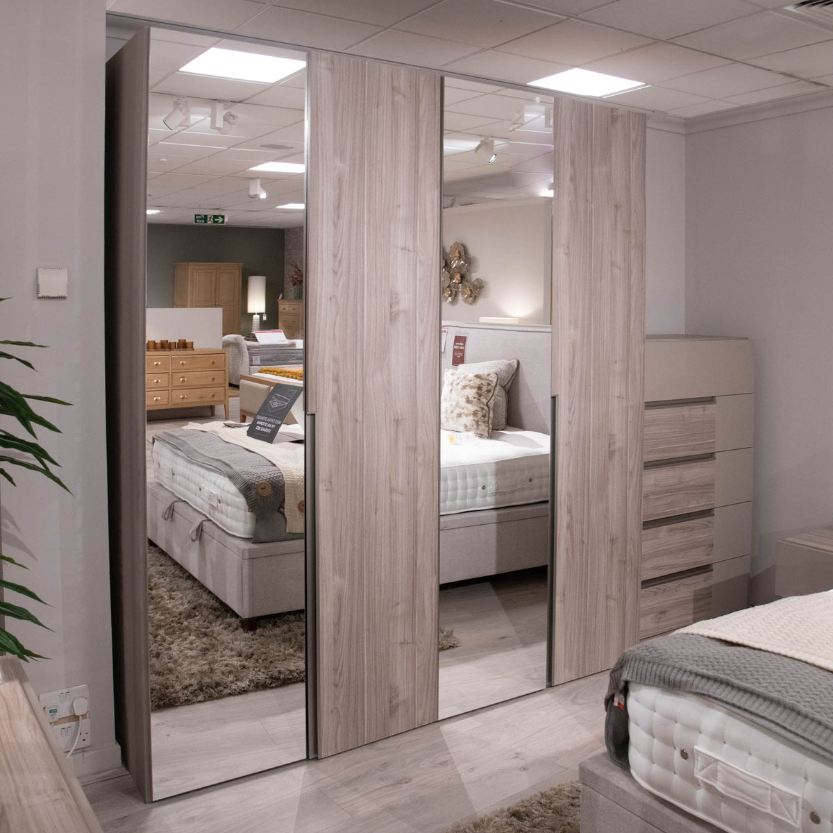Stratus - 4 Door Wardrobe With 2 Mirrors & Interior Drawer - Item As Pictured