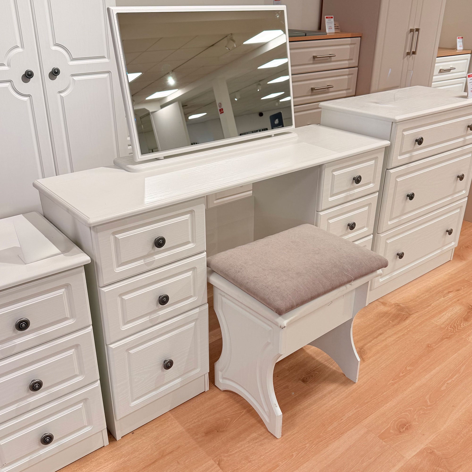 Ashford - Dressing Table In White - Item As Pictured