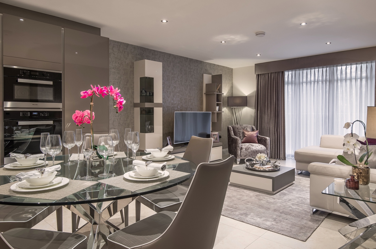 Date: January 2018 Location: Bushey, Hertfordshire Rooms: Kitchen, Living Areas & Bedroom
Photos: Robert Mills Photography
This luxurious apartment was created by interior designer Kerry Laird, making the most of the space with warm neutrals and luxury pieces. Hints of colour add life to the design, creating a thoroughly modern appearance.