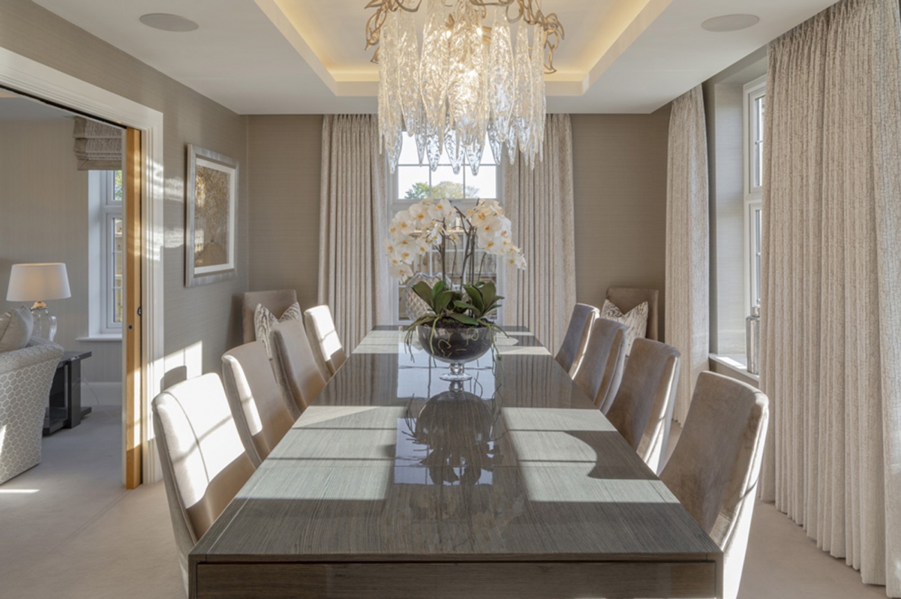 Date: October 2018 Location: Goffs Oak, Herts Rooms: Dining Area
Designed by Katie Watson, this elegant family home takes a luxurious approach to dining. The standout dining table is finished in a high gloss, bursting with personality. The bold statement light completes the room and crowns the table.