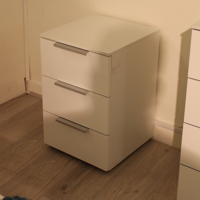 40cm 3 Drawers Bedside Table  - Item As Pictured - Bianco