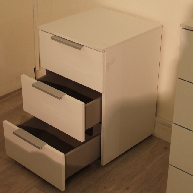 40cm 3 Drawers Bedside Table  - Item As Pictured - Bianco